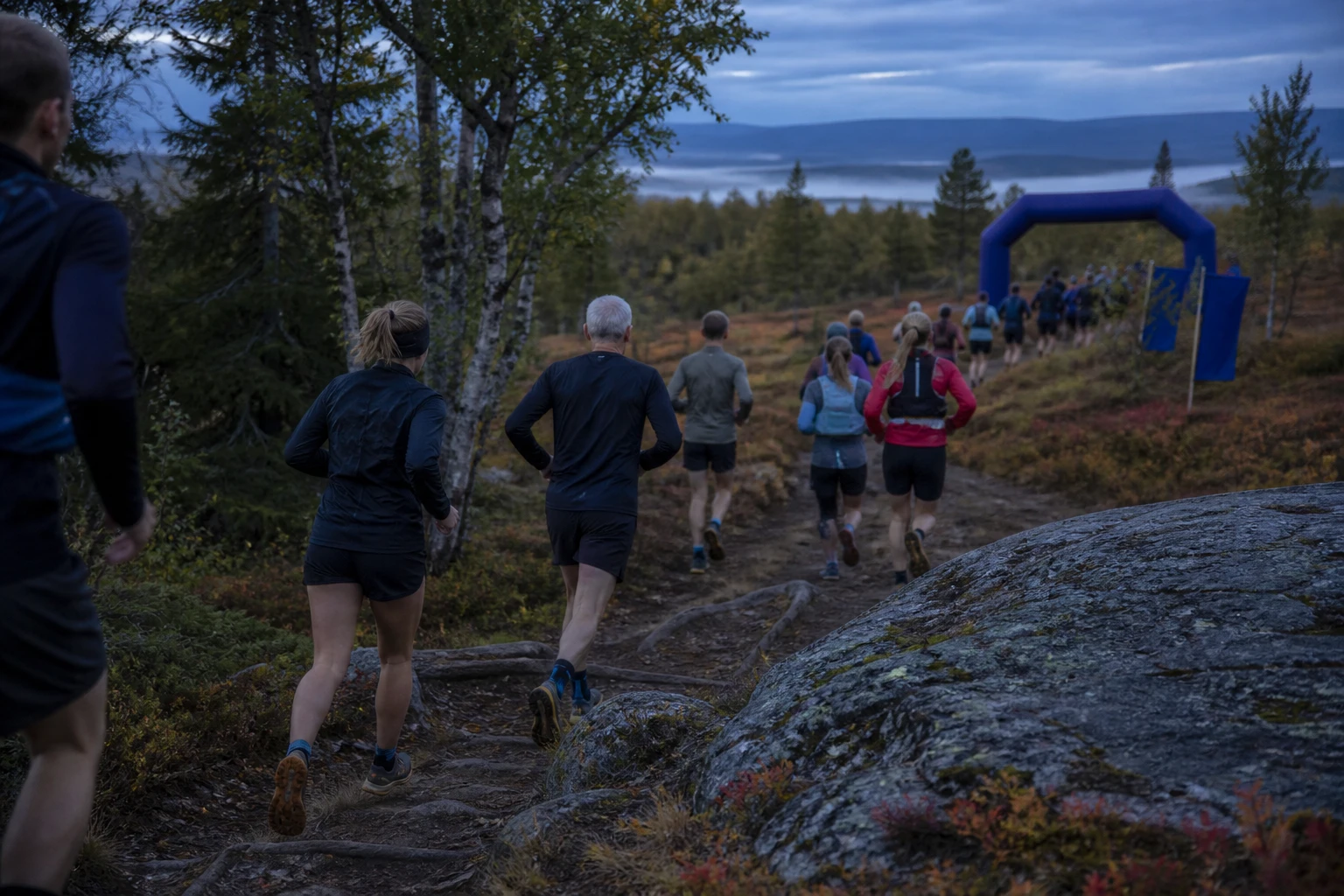 Terränglöpare på en smal skogsstig med rötter och löv