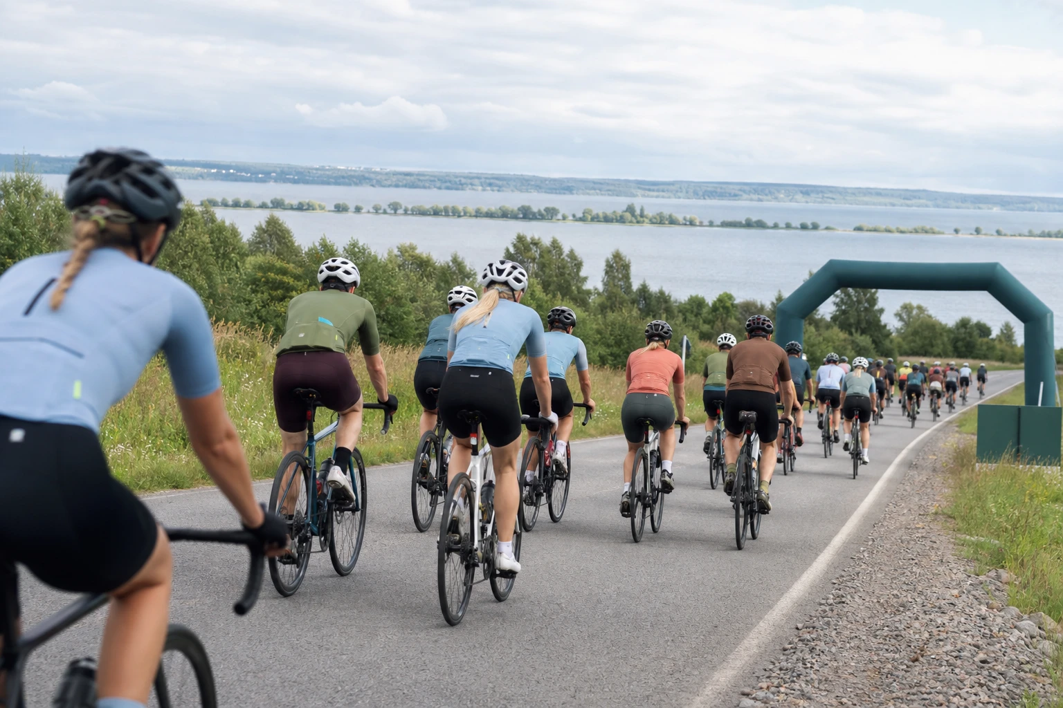 Cykelklunga på asfalt med sjön i bakgrunden